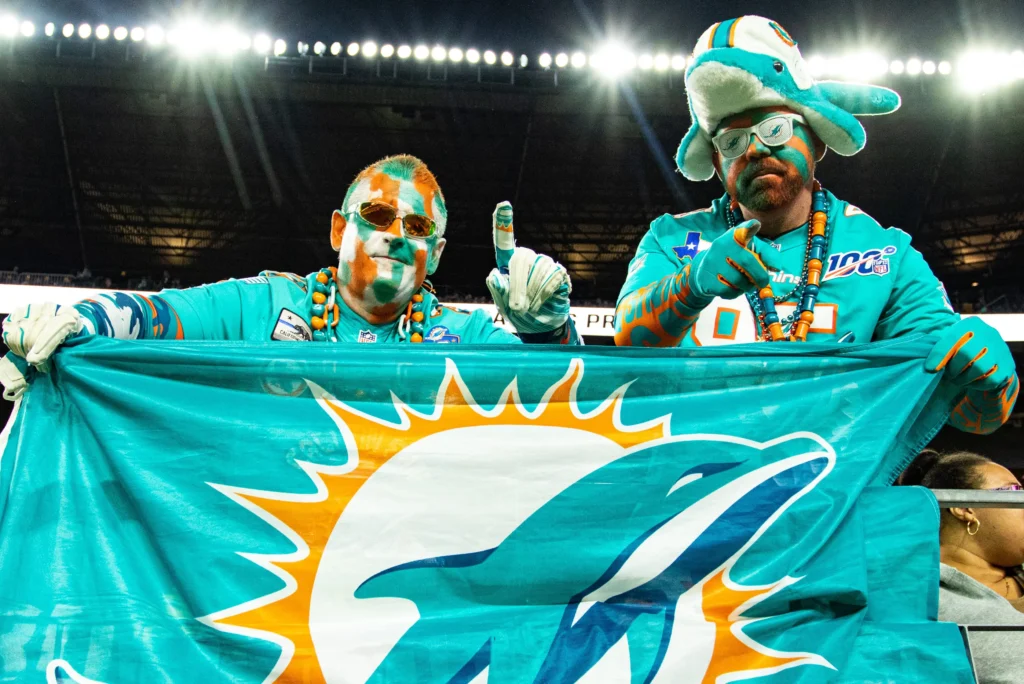 dolphins-fans-miami-e1598364351960