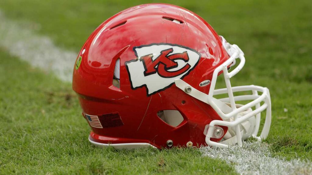 kansas-city-chiefs-helmet-1575834174