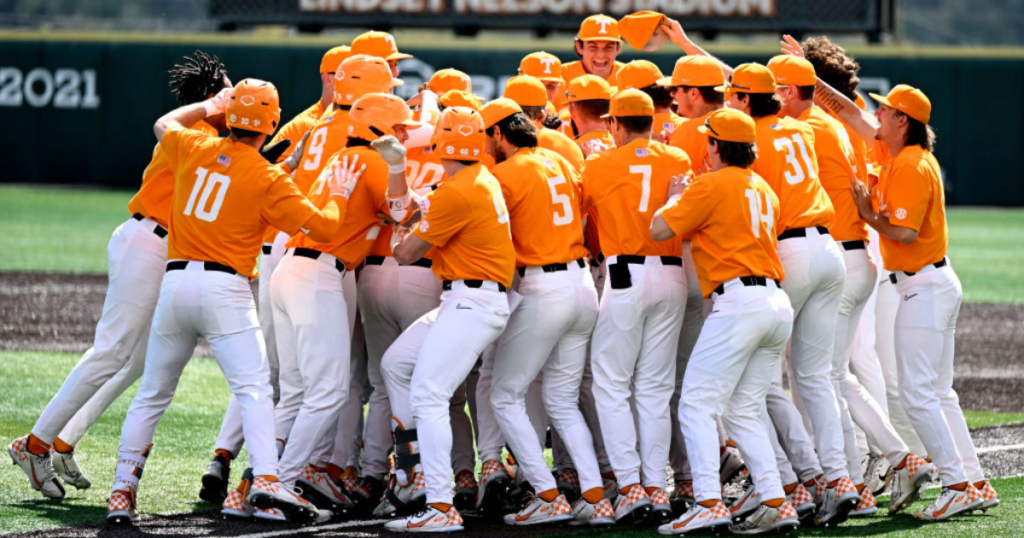 “Dreiling’s Two-Run Homer Swings Momentum Towards Tennessee in Third Inning”