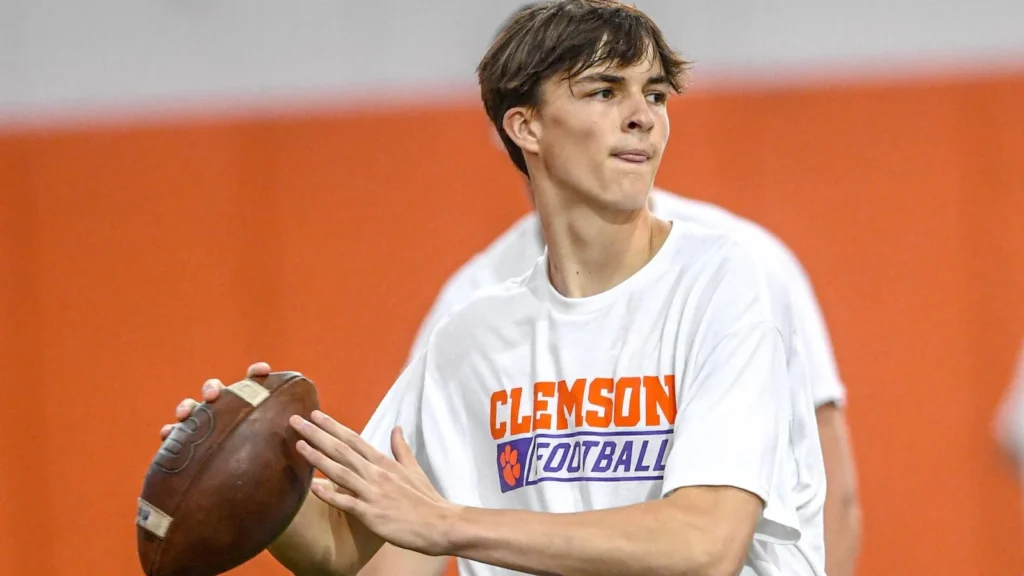 “Quarterback Sensation: George MacIntyre Commits to the Tennessee Volunteers”