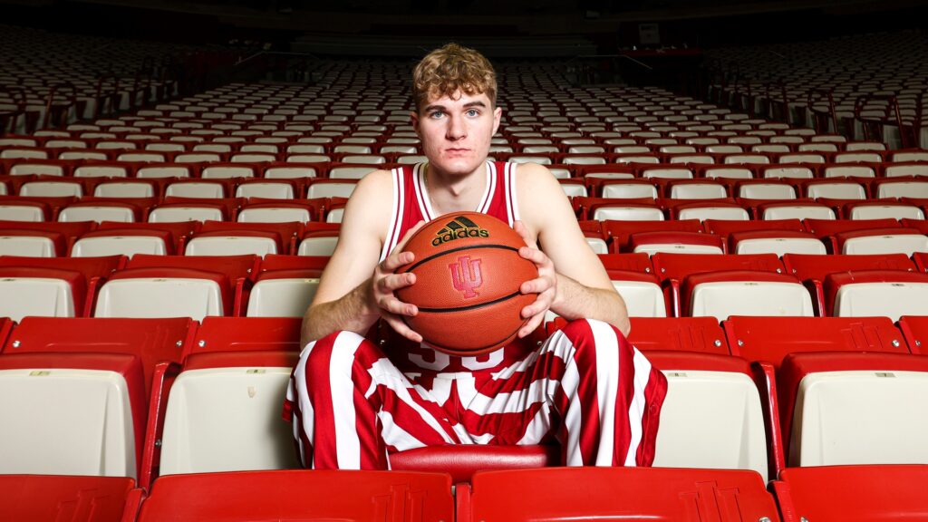 Razorbacks News: former Indiana commit Liam McNeeley is set to join…