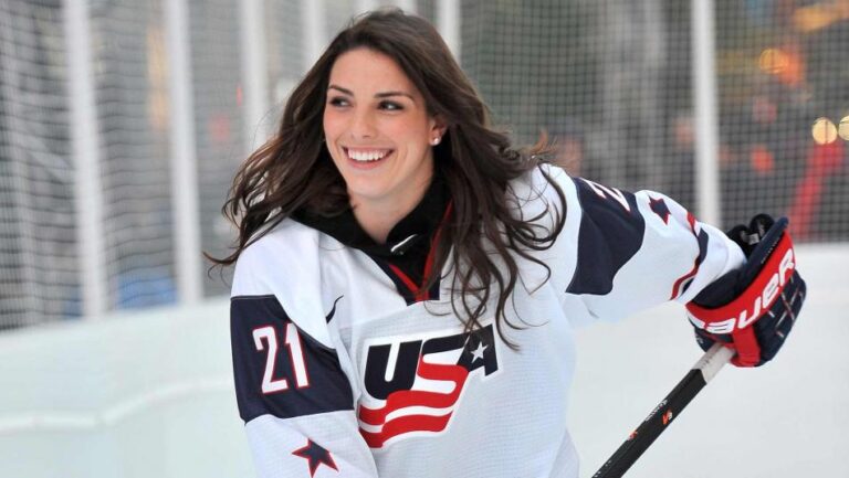 iho-hilary-knight-2013-gettyimages-186237800_37004308_ver1.0